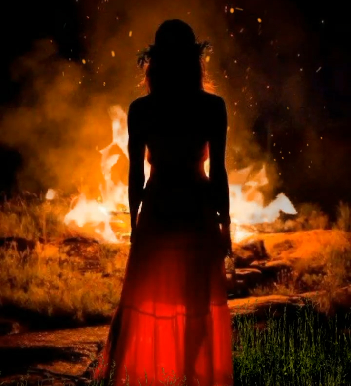 فوتیج زن و آتش